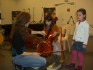 Initiation au violoncelle dans la salle des luthiers cs2013-initiation-violoncelle-2