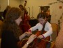 Initiation au violoncelle dans la salle des luthiers cs2013-initiation-violoncelle-3